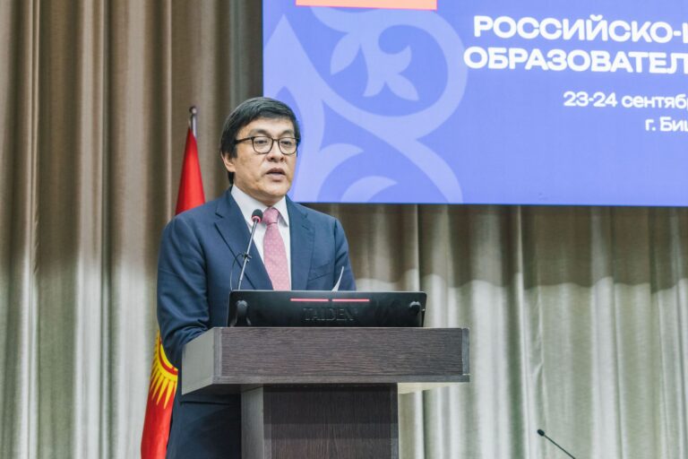 Выступления с приветственными словами к участникам форума